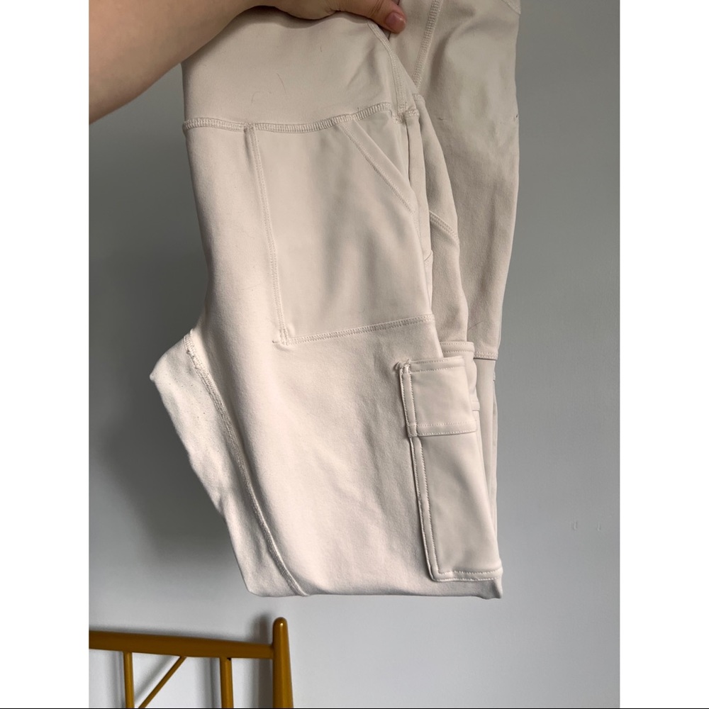 ALO YOGA HIGH WAIST CARGO LEGGING
(BONE/CREAM SIZE MEDIUM)